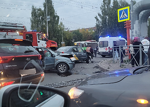 Два человека пострадали в ДТП с такси на кемеровском перекрестке