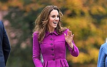 Бережливая герцогиня: Кейт Миддлтон в третий раз вышла в свет в костюме от Oscar Oscar de la Renta цвета фуксии