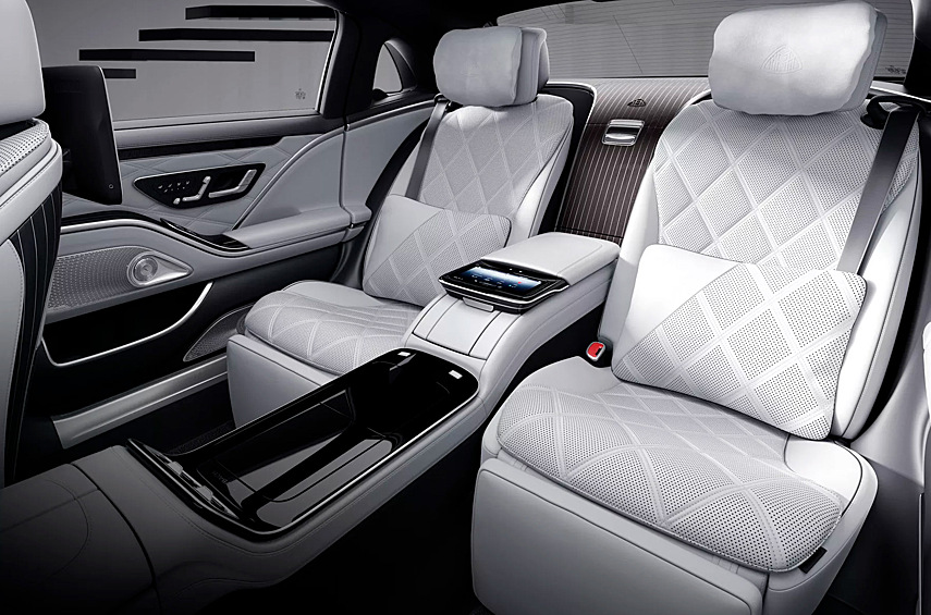 Стандартный 4,0-литровый V8 с двойным наддувом и «электродовеском» выдаёт 496 лошадиных сил, сочетаясь с девятиступенчатым автоматом и полным приводом.