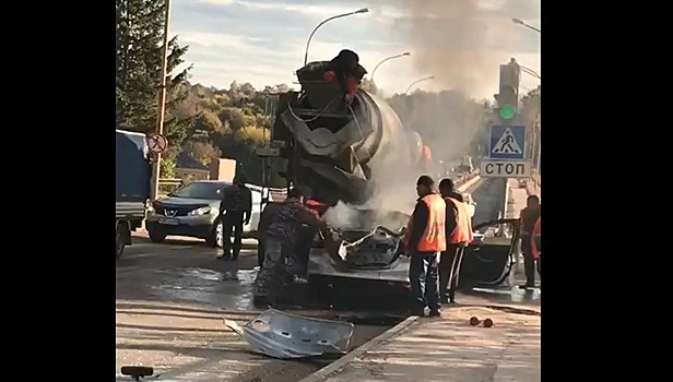 На дороге в Тверской области взорвался легковой автомобиль. Видео