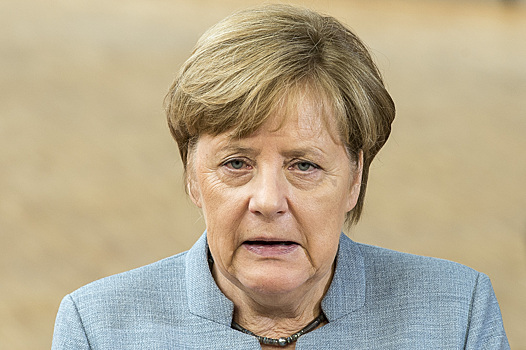 Меркель назвала победу Макрона "эффектной"