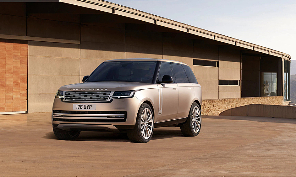 Range Rover нового поколения сохранил лучшие достижения предшественника. При этом инженерам удалось в значительной степени оптимизировать вес и повысить жесткость кузова. Автомобиль доступен в четырех-, пяти- и семиместной вариациях. Несмотря на то, что покупателям пока доступны автомобили только с бензиновым и дизельным двигателем, компания обещает полностью электрическую модель уже в 2024 году.  Также новый Range Rover получил продвинутую медиасистему Pivi Pro с самым большим за всю историю Land Rover сенсорным дисплеем диагональю 13,1-дюймов. Автомобиль буквально напичкан электроникой, а его ПО благодаря технологии SOTA, может обновляться дистанционно, без участия специалистов сервисного центра. Стоимость модели начинается с $92 000 (6 млн рублей)