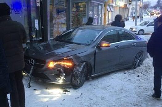 В Екатеринбурге машина влетела в остановку, пострадал пешеход