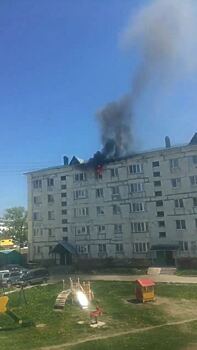Пожар произошел на верхнем этаже многоэтажки в Сахалинской области