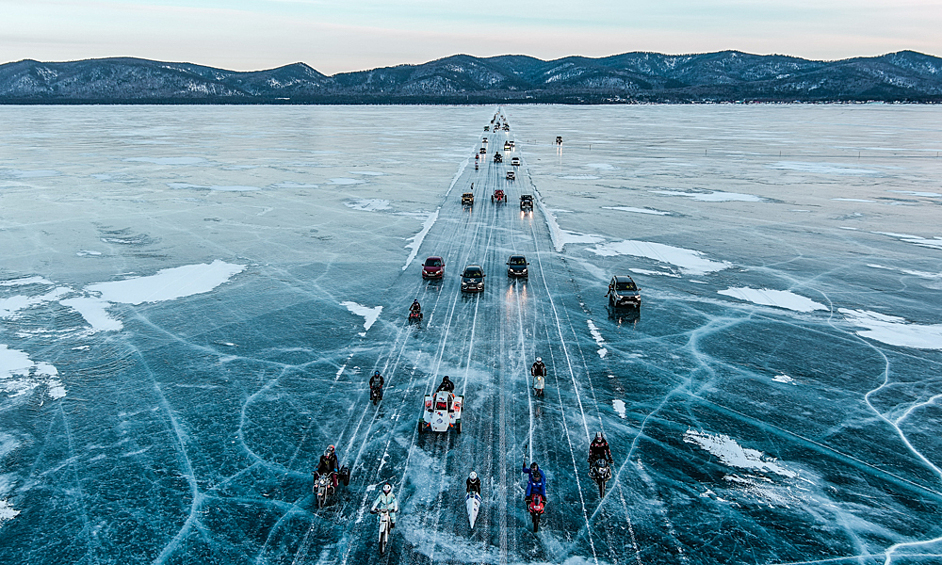 Один из заездов международного фестиваля скорости на льду "Байкальская миля - 2023" на озере Байкал