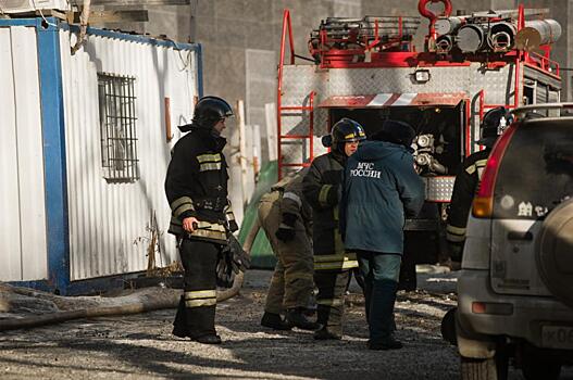 Во Владивостоке женщину успели спасти из горящей квартиры