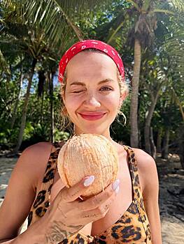 Рита Ора в крошечном бюстгальтере от бикини попала в объектив папарацци