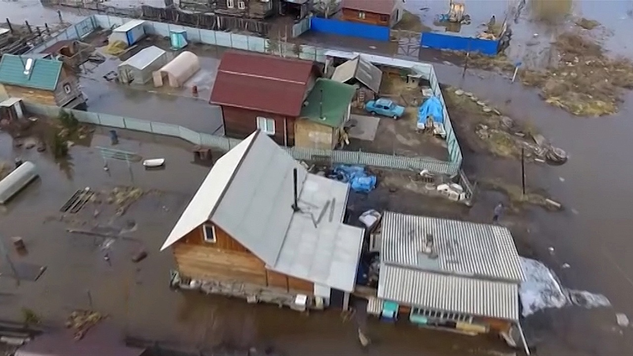 В Красноярске из-за вышедшей из берегов реки объявлен локальный режим ЧС
