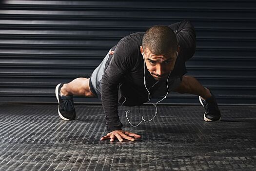 Как и зачем выполнять отжимания на одной руке