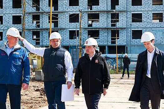 Андрей Воробьев проверил ход строительства школы и детского сада в Лобне