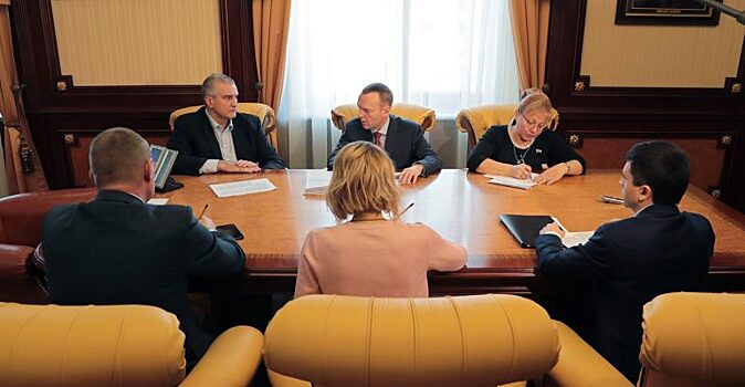 Аксенов попросил Поклонскую приглашать иностранных политиков на ЯМЭФ