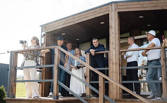 Хинштейну показали глэмпинг-парк в 17 километрах от Курска