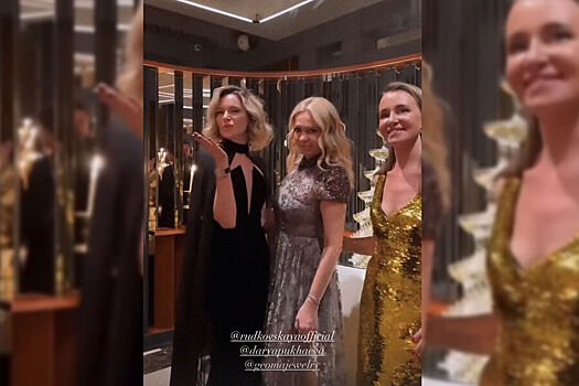 48-летняя Яна Рудковская пришла на ужин в прозрачном платье