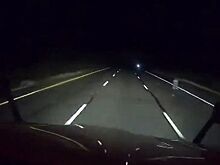 Водитель грузовика запечатлел таинственную призрачную фигуру, стоящую ночью на обочине шоссе