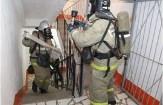 В Ханты-Мансийске пожарные оцепили жилой дом