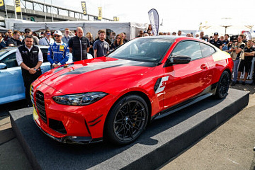 Яркий дебют BMW M4 DTM Champion Edition от Schubert Motorsport