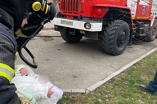 Пожарные спасли из огня бабушку и младенца в Батайске
