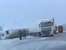 Под Сызранью три грузовые фуры перекрыли движение на трассе М-5
