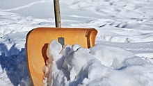 Сотрудники «Жилищника» устранили снежную колею у дома на Окской