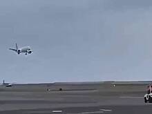 Пассажирский самолет ударился хвостом о землю при посадке и попал на видео