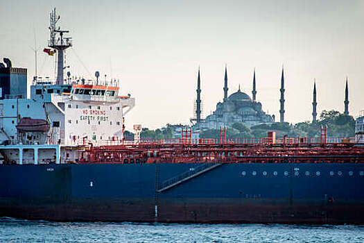Минтранс Турции: единственный российский танкер у Босфора 12 декабря войдет в пролив
