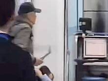 Мужчина с ножом взял в заложницы сотрудницу аэропорта Казахстана и попал на видео