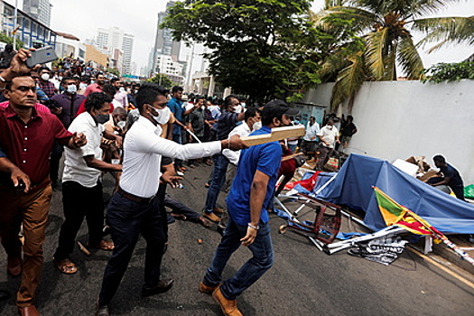 Туристов на Шри-Ланке попросили не покидать отели из-за протестов