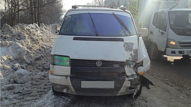 В Коминтерне водитель микроавтобуса врезался в припаркованный «Ларгус»