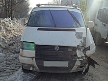 В Коминтерне водитель микроавтобуса врезался в припаркованный «Ларгус»