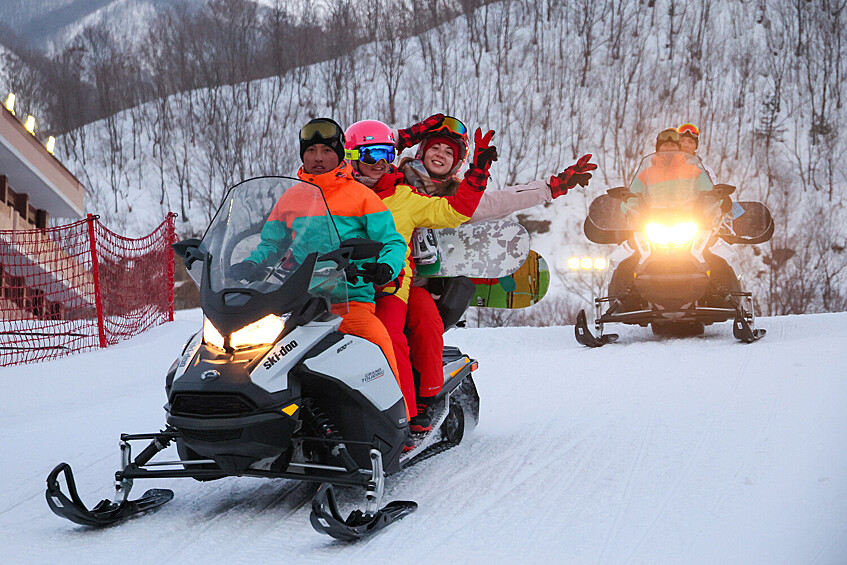 Российские туристы во время отдыха на горнолыжном курорте Масикрен в КНДР, февраль 2024 года