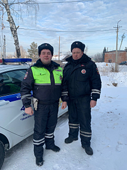 В Свердловской области инспекторы ДПС помогли замерзавшему на трассе автомобилисту