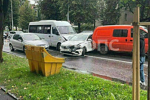 В Калининграде водитель Mercedes разделся до трусов после ДТП с такси