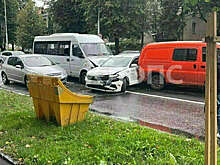 В Калининграде водитель Mercedes разделся до трусов после ДТП с такси