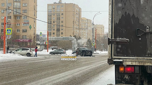 Автомобили разбились в ДТП на кемеровском перекрестке