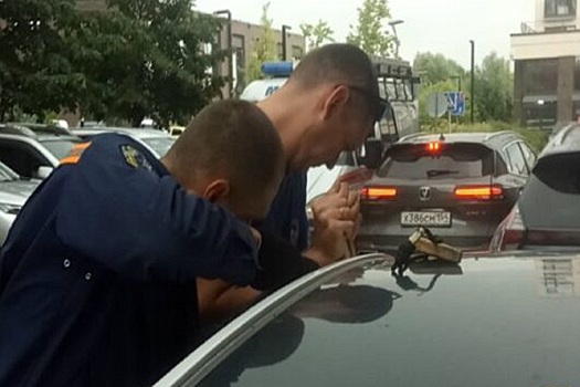 Новосибирские спасатели освободили запертого в машине трехлетнего ребенка