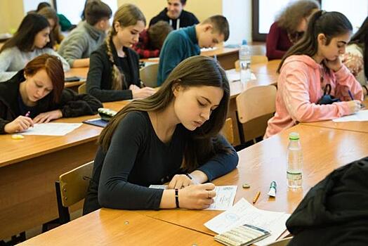 В.Жириновский предложил отменить экзамены для школьников и проводить уроки на улице