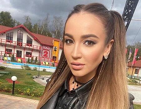 «Я не одна»: Ольга Бузова появилась на шоу «Вечерний Ургант» с Дмитрием Соловьевым