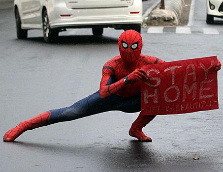 Человек-паук раздал маски прохожим на улице в России
