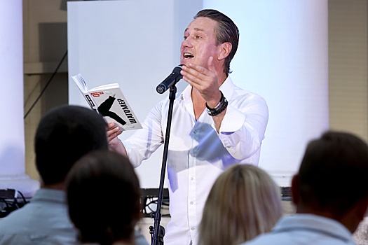 Актер Антон Шагин презентовал сборник стихов "Шагомер"