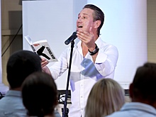 Актер Антон Шагин презентовал сборник стихов "Шагомер"