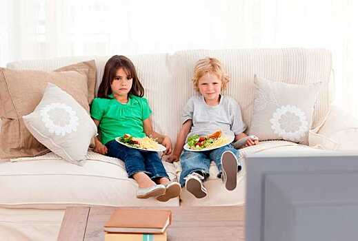 Почему люди любят кушать перед телевизором