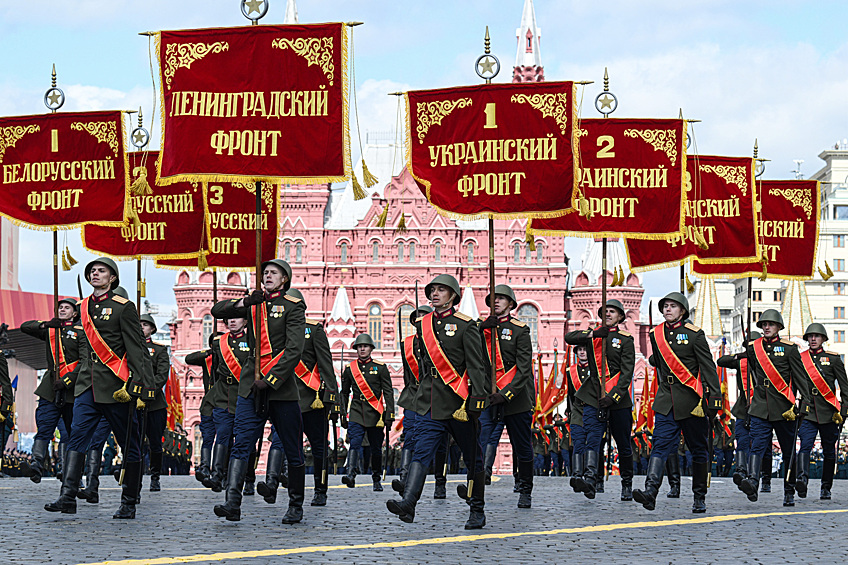 Парадные расчеты военнослужащих на Красной площади в Москве на военном параде, посвященном 80-летию Победы в Великой Отечественной войне