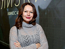 Образ дня: Ирина Безрукова в oversize свитере и кожаных штанах на премьере фильма «Близкие»