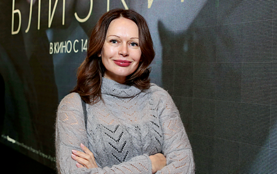 Образ дня: Ирина Безрукова в oversize свитере и кожаных штанах на премьере фильма «Близкие»