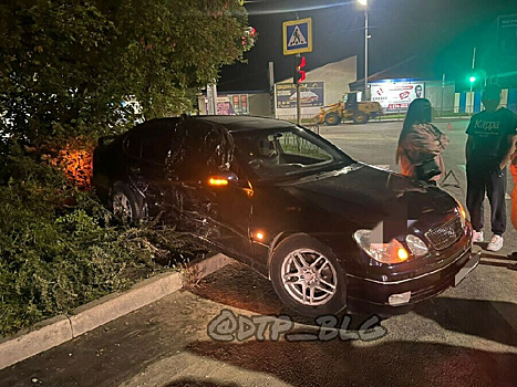 В Благовещенске ночью произошла авария, от удара автомобиль вылетел на обочину