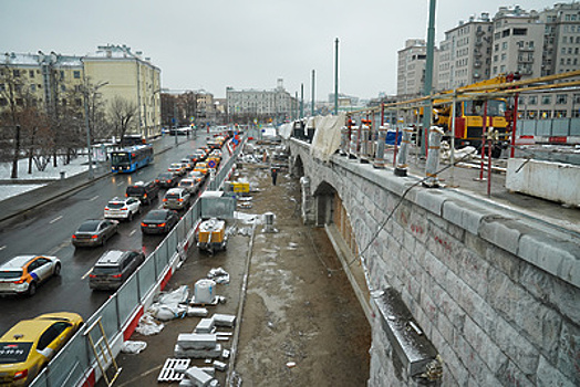 Движение запустили на отремонтированной части Большого Каменного моста в Москве