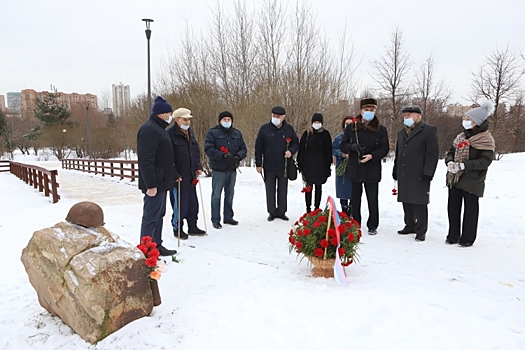 Подвиг на века. Накануне Дня Неизвестного Солдата ветераны пришли к памятному камню на Мичуринском проспекте