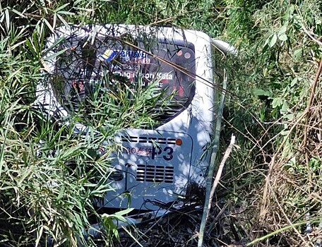 На Пхукете автобус с туристами вылетел с трассы в обрыв