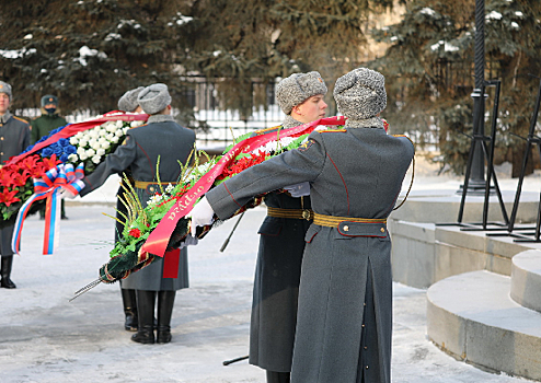 Командующий войсками ЦВО принял участие в возложении цветов к памятнику Жукову в Екатеринбурге в преддверии Дня защитника Отечества