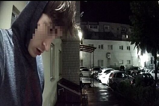 Жители Энгельса пожаловались на неадекватного молодого человека